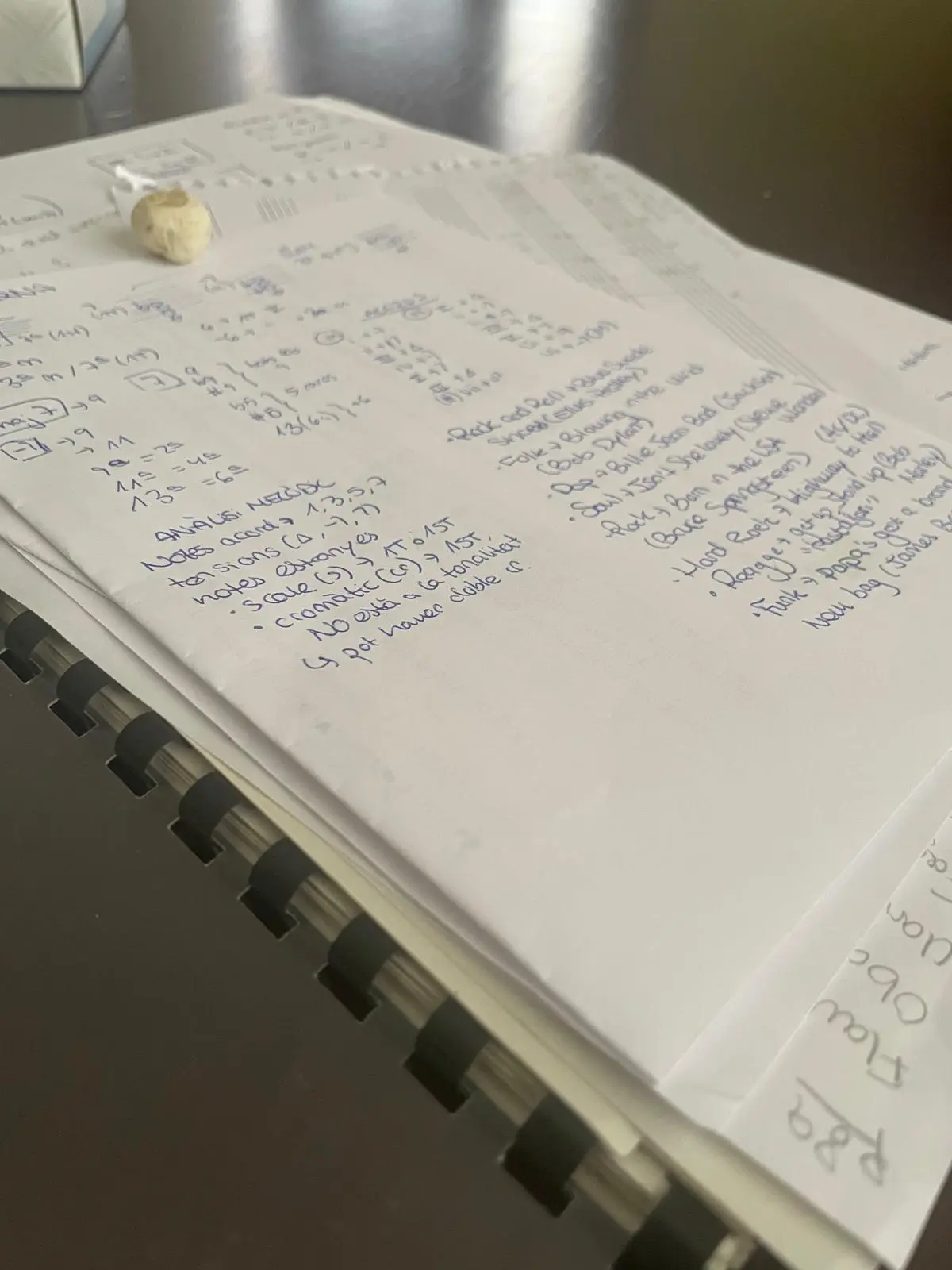 Apunts i material d’estudi sobre una taula
