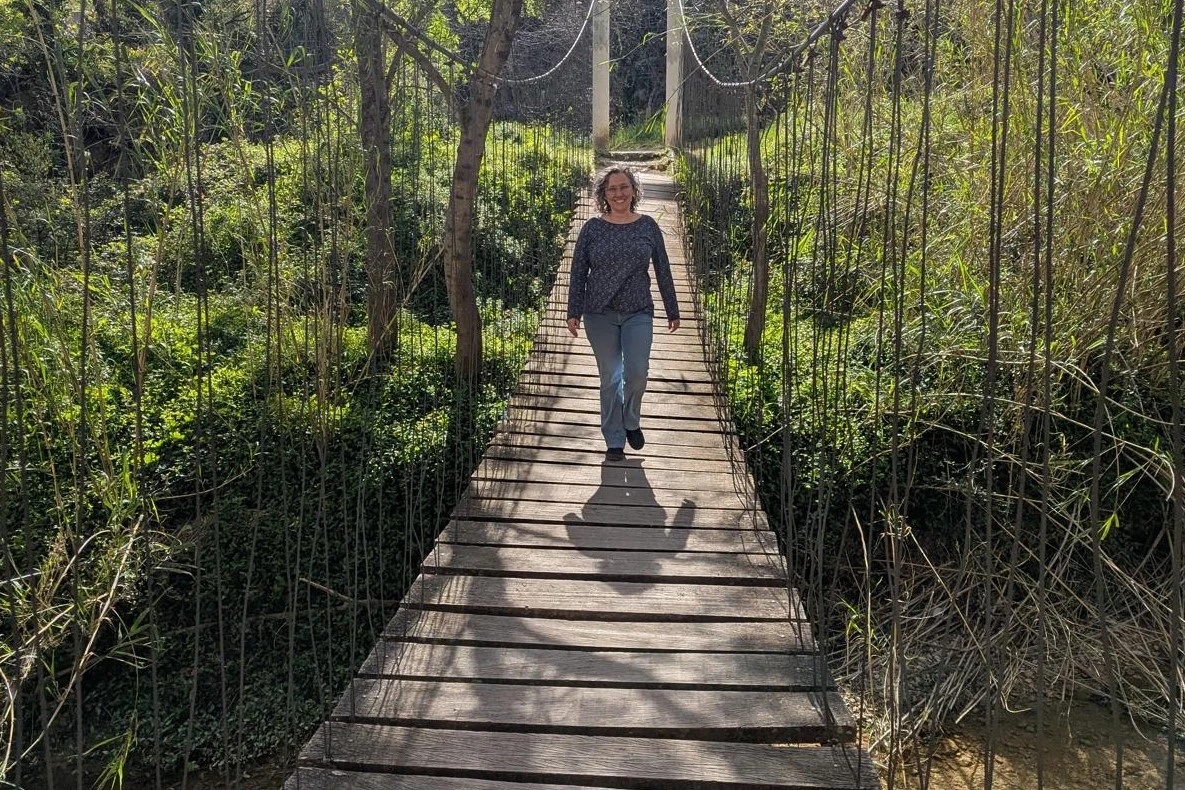 Persona avanzando con calma ante una situación que le genera miedo