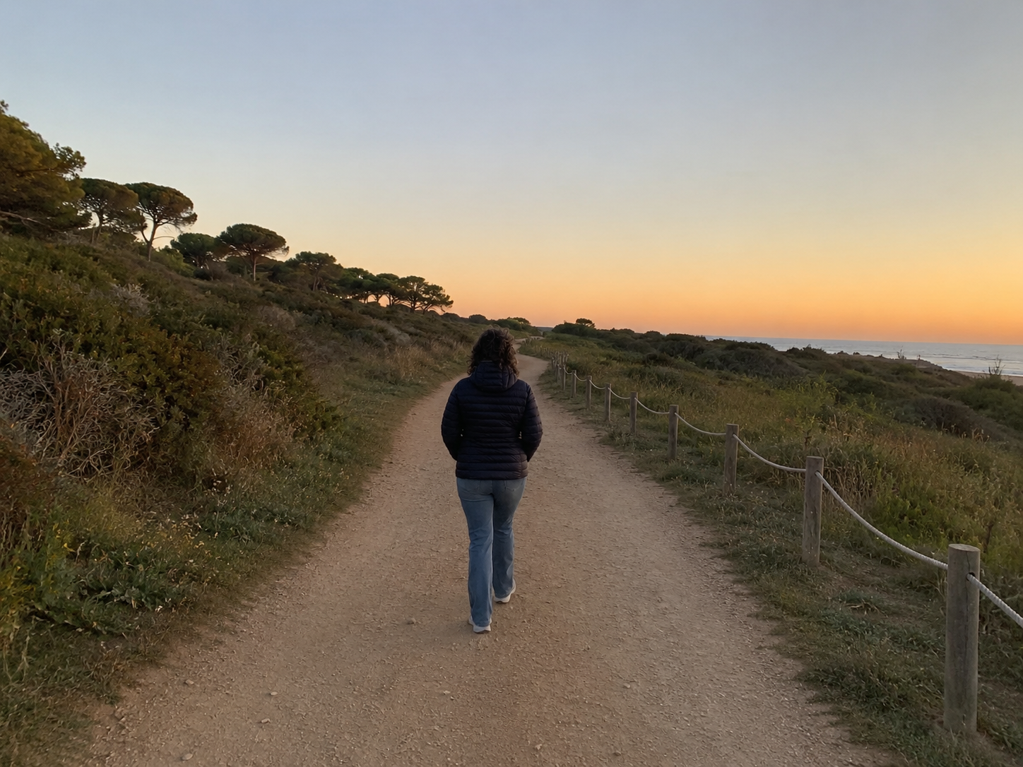 Persona caminando por un camino en un momento de cambio vital