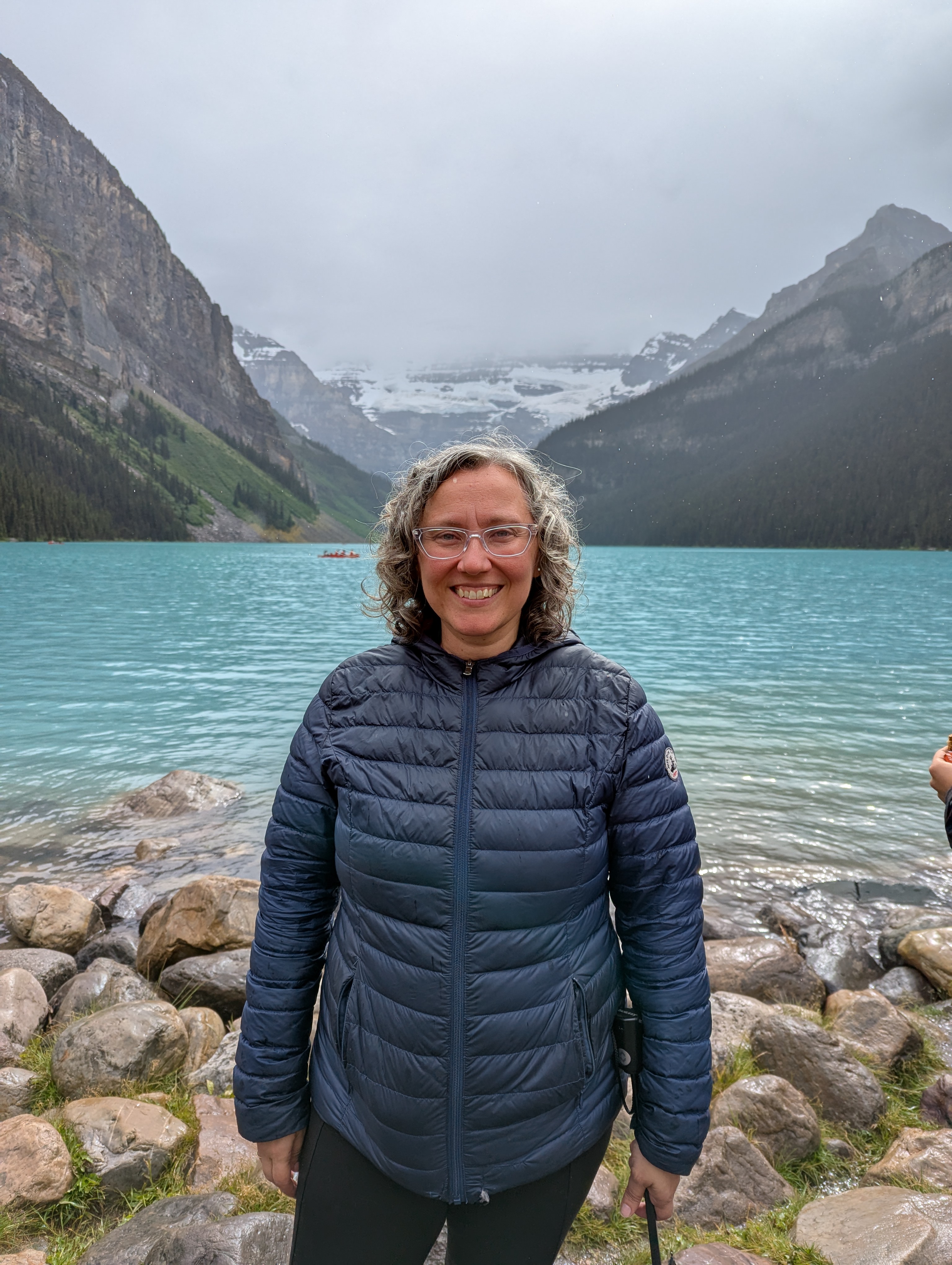 Ingrid Segura davant d'un llac